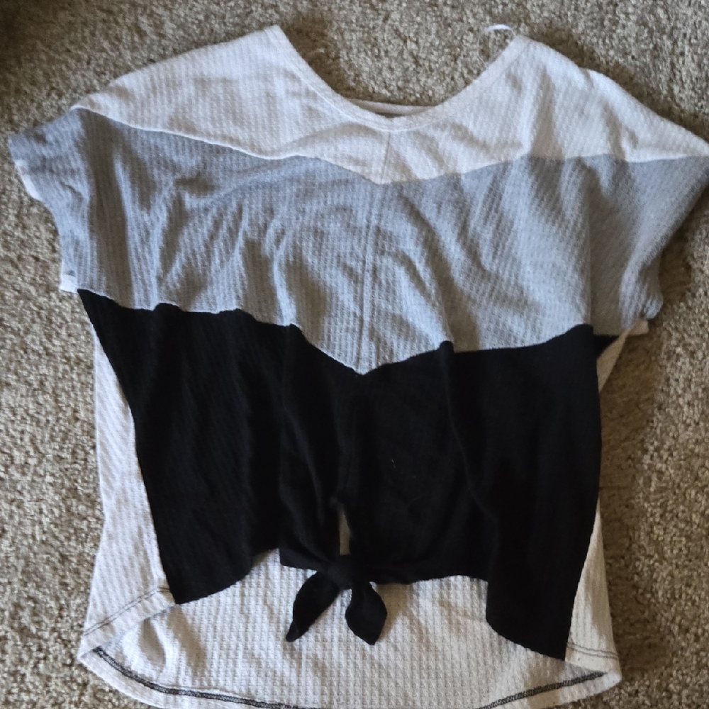 Paper Crane Women's Black, Gray, and White Short Sleeve Top
